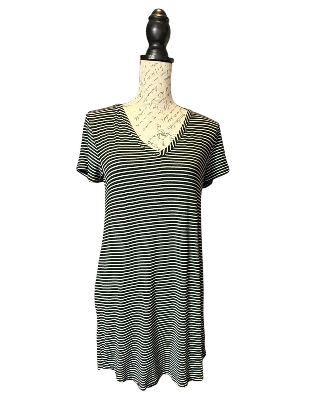 Olivia Rae Black & White Striped V-Neck T-shirt Style Dress Size Medium NWT